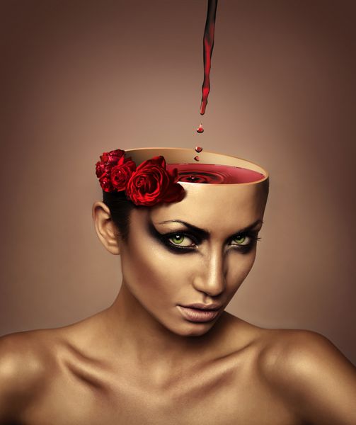 زن با سر و گل رز