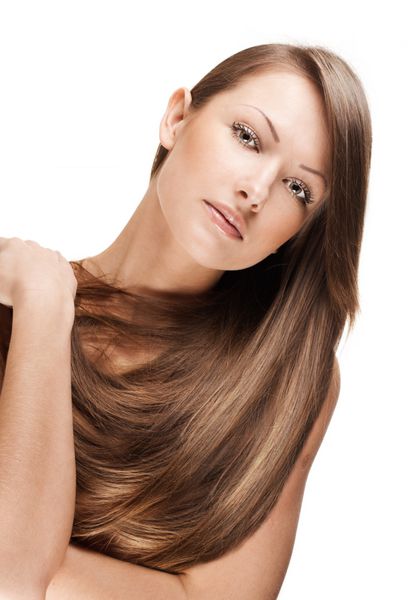 تصویر برداری نزدیک از یک زن جوان زیبا با مو زیبا براق زیبا مدل موهای جدا شده بر روی زمینه سفید