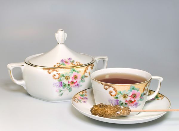 ظروف عتیقه با چای و قند