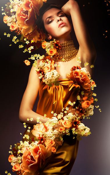 زن در لباس زرد طولانی و گل