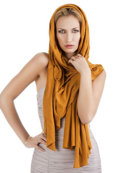 زیبا زن زیبا با یک روسری بلند و یک لباس سبک تر او در مقابل دوربین است به لنز نگاه می کند دست راست بر روی ران و دست چپ نزدیک گردن است