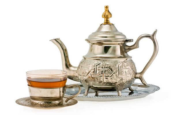قوری نقره ای باستان و فنجان به چای