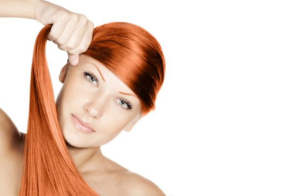 تصویر برداری نزدیک از یک زن جوان زیبا نگه داشتن او مو زیبا موی سرخ قرمز طولانی مدل موهای موهای راست سالم جدا شده بر روی زمینه سفید