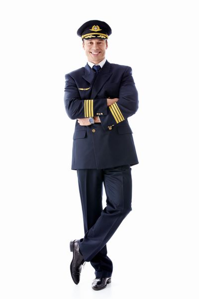 یک مرد به عنوان یک خلبان در یک پس زمینه سفید پوشانده شده است