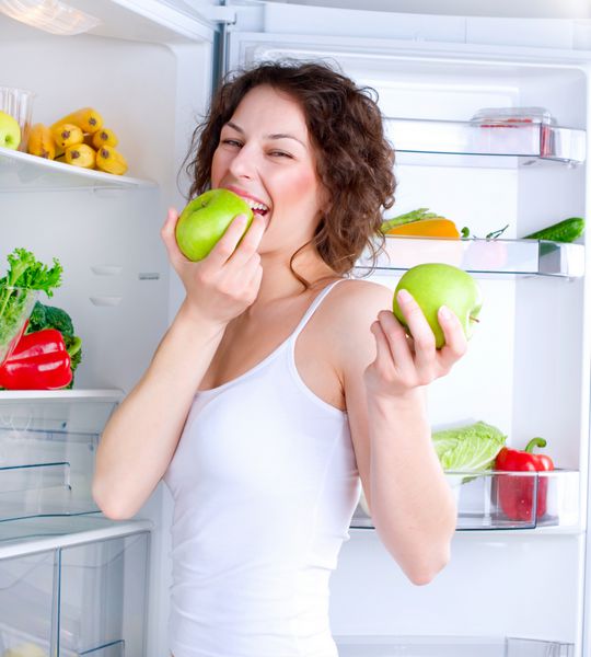 مفهوم تغذیه سالم دیابت زن جوان زیبا در کنار یخچال با غذای سالم میوه ها و سبزیجات