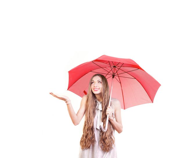 دختر جوان زیبا با چتر قرمز جدا شده در سفید ضربه استودیو