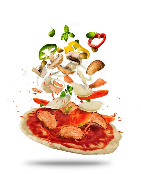 مفهوم مواد پروازی با خمیر پیتزا جدا شده بر روی زمینه سفید آماده سازی غذا غذای تازه آماده برای پخت و پز