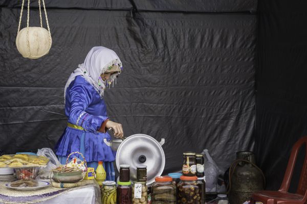 استان گیلان شمال ایران مارس 28 2017 یک زن در لباس سنتی در نمایشگاه محلی محلی
