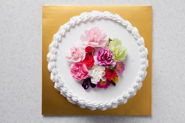 کیک گلدار رنگارنگ و خوشمزه بر روی میز