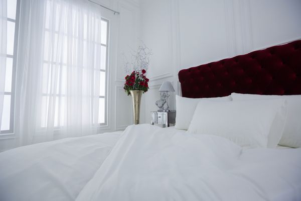 طراحی داخلی اتاق خواب سبک لوکس سفید تخت قرمز بزرگ تخت