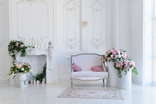 داخلی یک اتاق خواب برف سفید با یک مبل مجلسی و گل