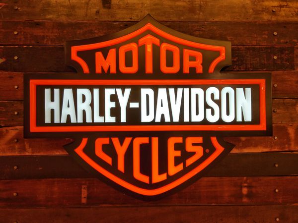 کوالالامپوت مالزی 2017 فوریه 28 نمایش آرم موتور سیکلت هارلی دیویدسون در مرکز خرید Suria KLCC Harley-Davidson Inc یک تولید کننده موتور سیکلت آمریکایی است که در میلواکی تاسیس شده است