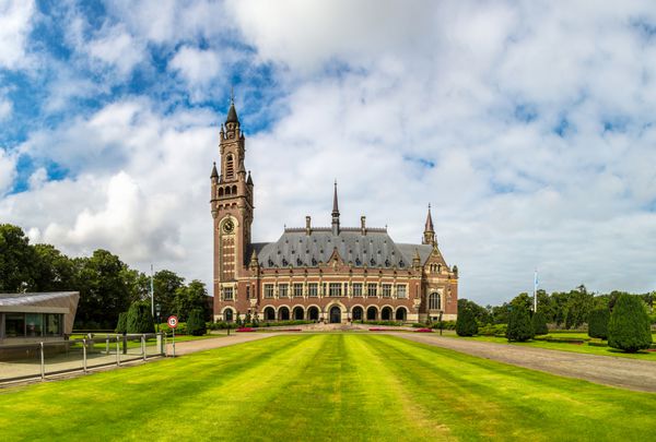 قصر صلح در لاهه محل دادگاه بین المللی در یک روز زیبا در تابستان هلند
