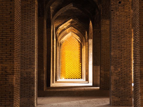 آرک زیبا و ستون های داخل مسجد جامع اصفهان ایران