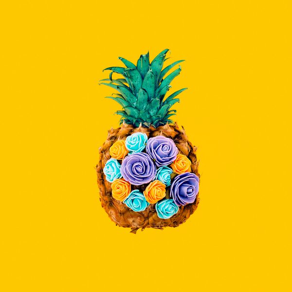 طرح خلاقانه آناناس و گل ها حداقل هنر سورئال