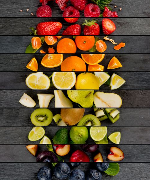 مشخصات بالا از نوار های مخلوط رنگارنگ با میوه و برش در سطح خاکستری؛ مفهوم تغذیه سالم