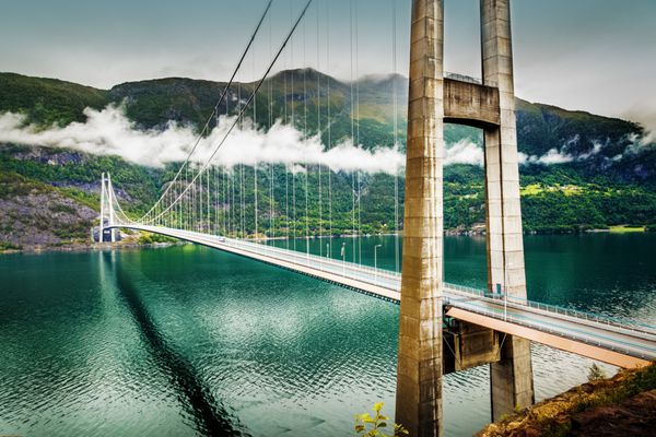 هارداندر پل پل تعلیق در سراسر Eidfjorden شاخه Hardangerfjorden در شهرستان Hordaland نروژ این پل شهرداریهای ولنسوانگ و اولویک را متصل می کند نروژ اسکاندیناوی