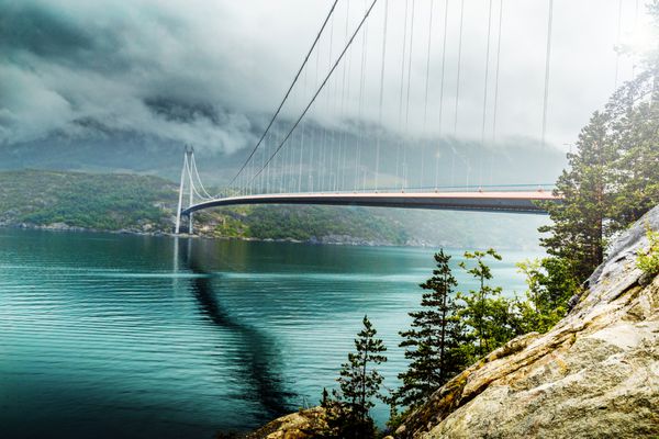 هارداندر پل پل تعلیق در سراسر Eidfjorden شاخه Hardangerfjorden در شهرستان Hordaland نروژ این پل شهرداریهای ولنسوانگ و اولویک را متصل می کند نروژ اسکاندیناوی