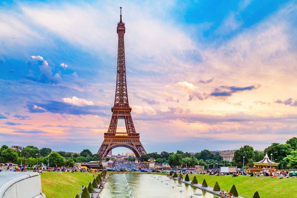 برج ایفل نمایش از پارک Trocadero بیش از چشمه مردم در اطراف چشمه حیاط خلوت خود را می گذرانند برج ایفل نماد معروف شهر پاریس و فرانسه است مناظر ساحلی آسمان چشمگیر حماسی