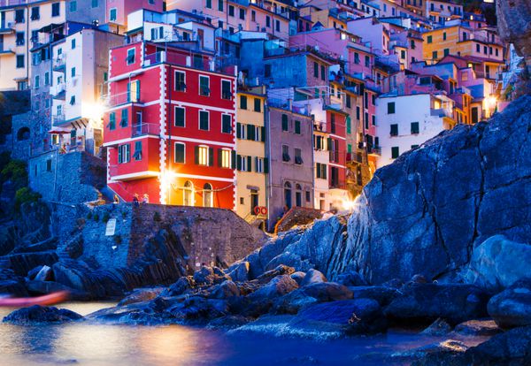 شهر زیبای ریOMAGEGORE در شب در پارک ملی Cinque Terre منطقه لیگوریا ایتالیا
