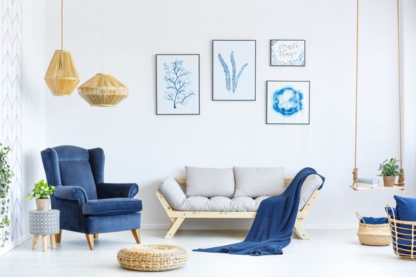 اتاق نشیمن سفید و آبی با مبل صندلی لامپ پوستر