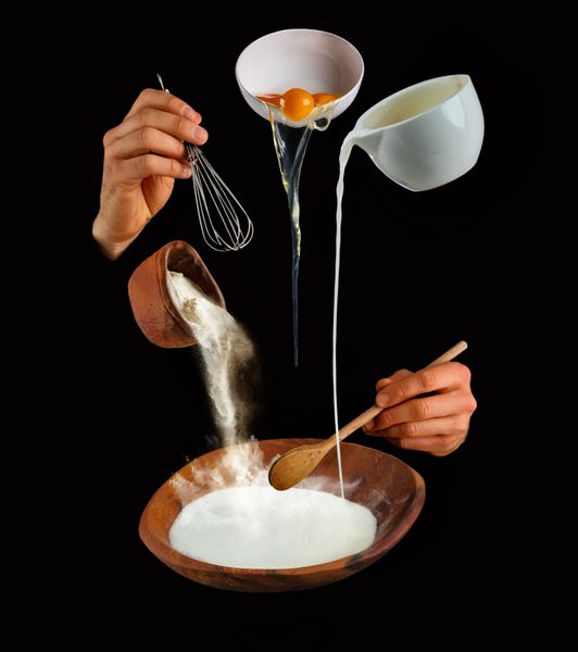 مفهوم ساخت خمیر در پس زمینه سیاه و سفید دست انسان برای تهیه خمیر آماده می شود مواد تشکیل دهنده پرواز در اطراف