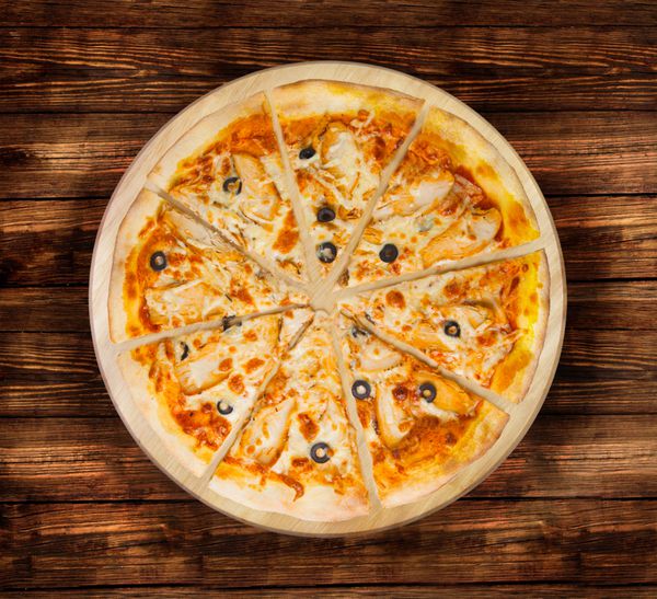 پیتزا مرغ BBQ با زیتون روی میز چوبی بازدید من صفحه شما می توانید تصویری برای هر پیتزا که در کافه یا رستوران خود فروخته می شود پیدا کنید