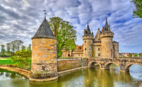 Chateau de Sully-sur-Loire در قلعه Valley Loire در فرانسه Department of Loiret