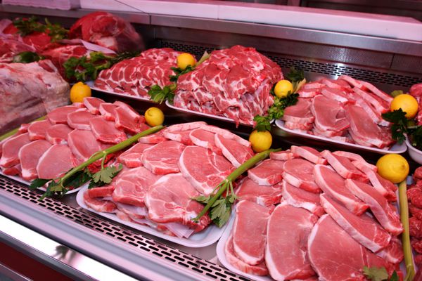 قفسه های اداری گوشت با گوشت خام معمولی ایتالیایی در داخل بازار گوشت خوک نمایش در بخش گوشت