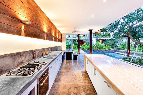 آشپزخانه در فضای باز با اجاق یک آشپزخانه کنار باغ از جمله یک استخر در هتل لوکس یا خانه