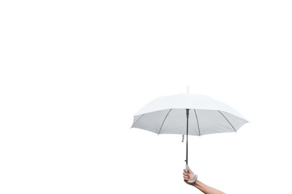 نزدیک چتر سفید باز در دست جدا شده بر روی سفید