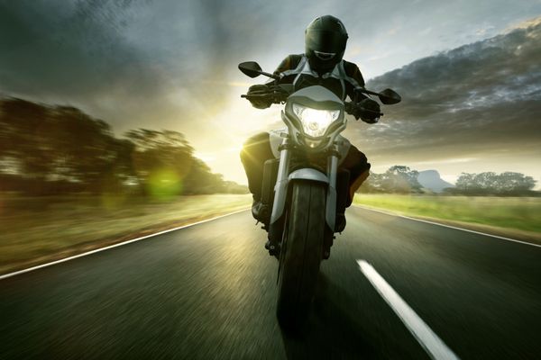 موتورسیکلت در جاده کشور