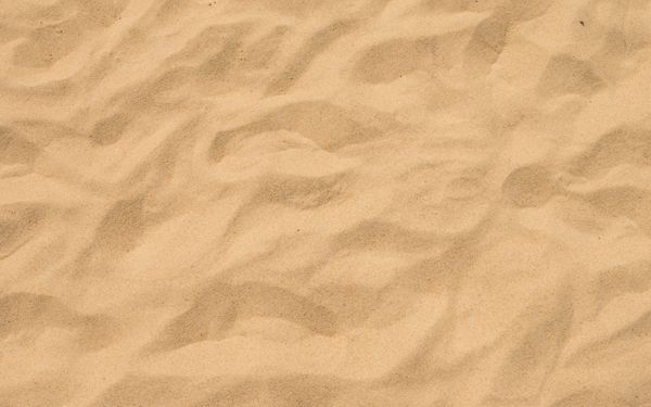نزدیک به یک الگوی ماسه ای از یک ساحل در تابستان