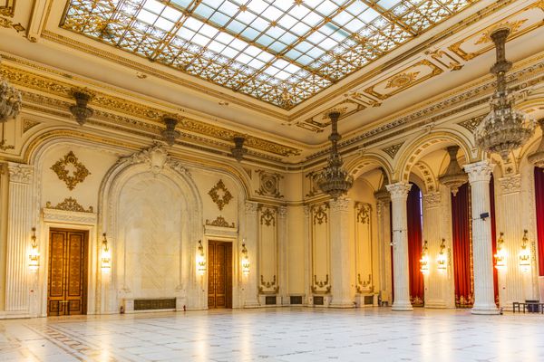 بخارست رومانی 2 مه 2017 داخل کاخ پارلمان خانه مردم دومین ساختمان بزرگ دولتی پس از پنتاگون است