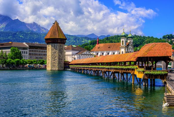 پل چابهار برج آب و کوه پیلاتوس در شهر قدیمی لوکزنه قرون وسطی سوئیس