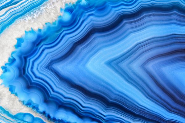 شفاف آبی کریستالی مقطع کروی جدا شده بر روی زمینه سفید طبیعی کریستال آلفا شفاف آینه ساختار انتزاعی آبی برش معادن سنگ بزرگ نزدیک است