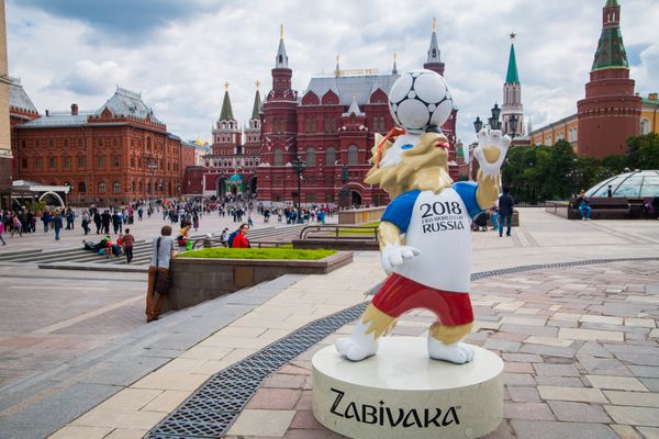 مسکو روسیه ژوئن 17 2017 طلسم رسمی جام جهانی 2018 و جام فیفا 2017 گرگ Zabivaka در میدان Manezhnaya در مسکو