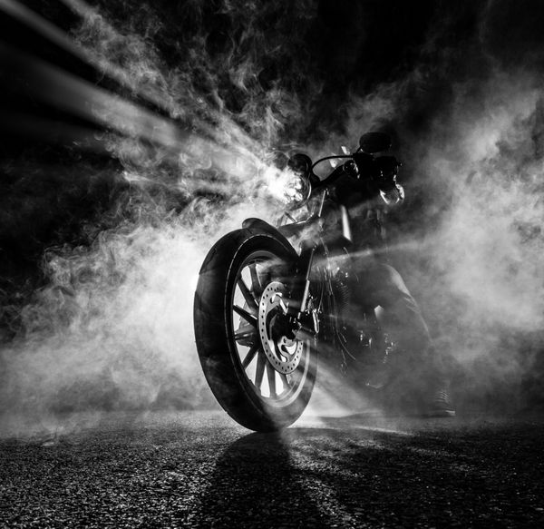 هلی کوپتر موتور سیکلت با قدرت بالا در شب دود در پس زمینه