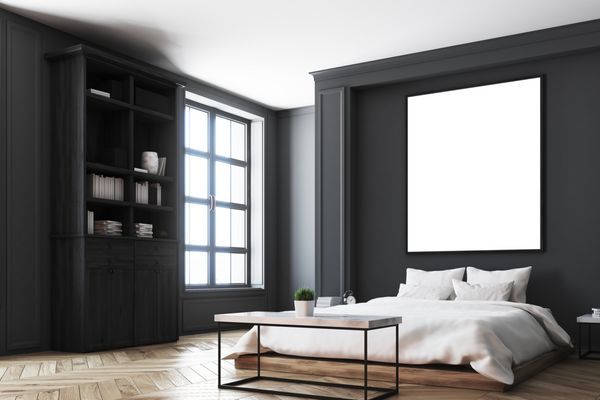 لوکس داخلی اتاق خواب با دیوارهای خاکستری و سیاه و سفید یک قفسه کتاب یک تخت دو نفره دو میز کنار تخت و طبقه چوبی پوستر عمودی گوشه رندر 3d فتوشاپ
