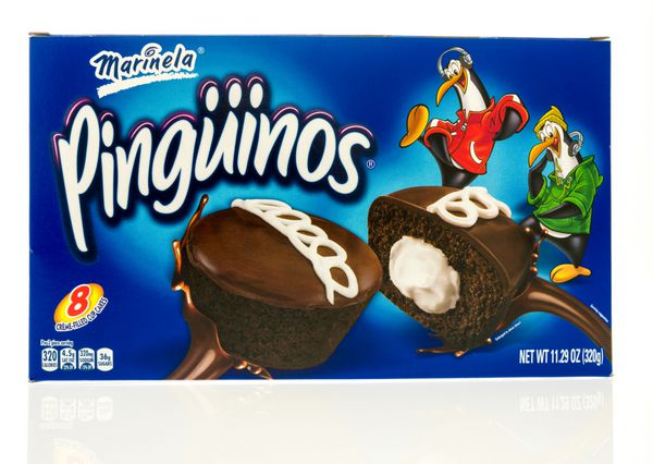Winneconne WI -22 ژوئن 2017 جعبه کیک فنجانی Pinguinos در یک پس زمینه جداگانه