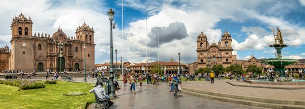 CUSCO PERU مه 13 2016 منظره پانوراما از پلازا د آرماس با چشمه اینکا کلیسای جامع و کلیسای جامع عیسی کوسکو پرو