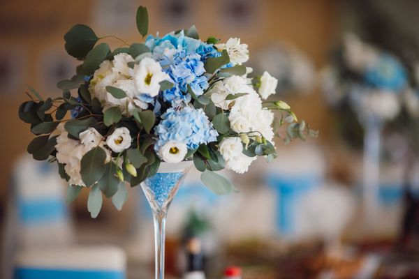 دسته گل آبی رنگ به عنوان مرکزی در میز شام