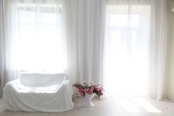 اتاق خواب سفید اتاق خواب گل از پنجره