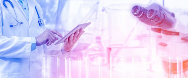 مفهوم تحقیق و توسعه علوم پزشکی دکتر دارنده کامپیوتر قرص با ابزار علمی میکروسکوپ و لوله آزمایش شیمیایی در زمینه آزمایشگاه