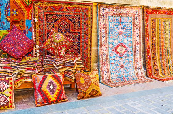 خیابان بازار در فروشگاه فرش با فرش های رنگی تزئین شده با الگوهای زیبا و کوسن های پشمی کریستالی پوشیده شده است هدایای محبوب آن از آنتالیا ترکیه