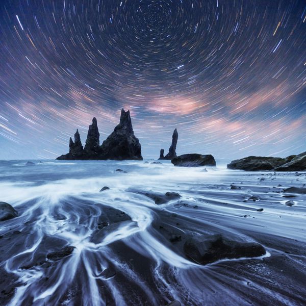 انگشتان ترول صخره های رینیس درانگر ساحل شن و ماسه سیاه ایسلند آسمان برجسته فوق العاده و راه شیری