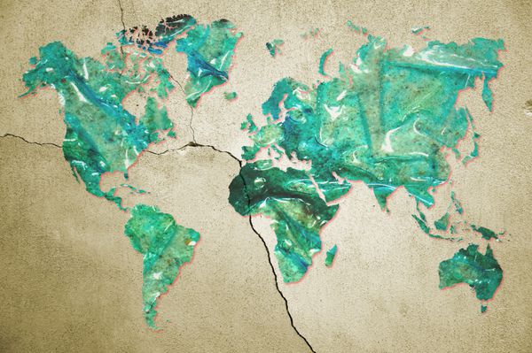 نقشه جهان در سطح پلاستیکی کثیف و سوخته بر روی دیواره ترک خورده مفهوم آلودگی عناصر این تصویر مبله شده توسط ناسا