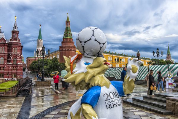 مسکو روسیه 22062017 طلسم رسمی جام جهانی 2018 و جام فیفا 2017 گرگ Zabivaka در میدان مانژ در مسکو