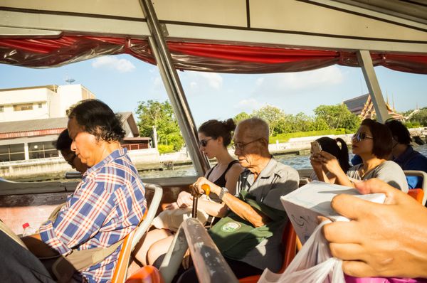 بانکوک تایلند 2015 اکتبر 12 مسافران قایق سواری در رودخانه چاوفریا