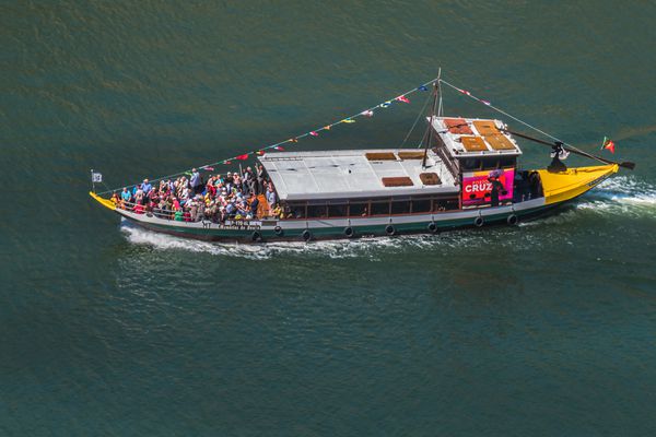 PORTO PORTUGAL 16 آوریل 2017 قایق توریستی در رودخانه دوورو در نزدیکی منطقه معروف گردشگری ریوبیرا